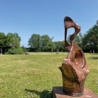 Bronzefarbene Skulptur auf der Kunstwiese beim Kastell Markt Neuhodis, im Hintergrund weitere Skulpturen