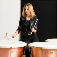 Schlagwerkerin spielt Pauken, Academy „Percussion meets Identity“