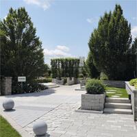 Schaugarten der Friedl Steinwerke mit Pflastersteinen, Stufen, Mauersteinen und Steinkugeln