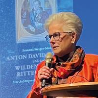 Historikerin Susanna Steiger-Moser spricht vor der Projektion ihres Buchcovers „Anton David und die Wilden Ritter“